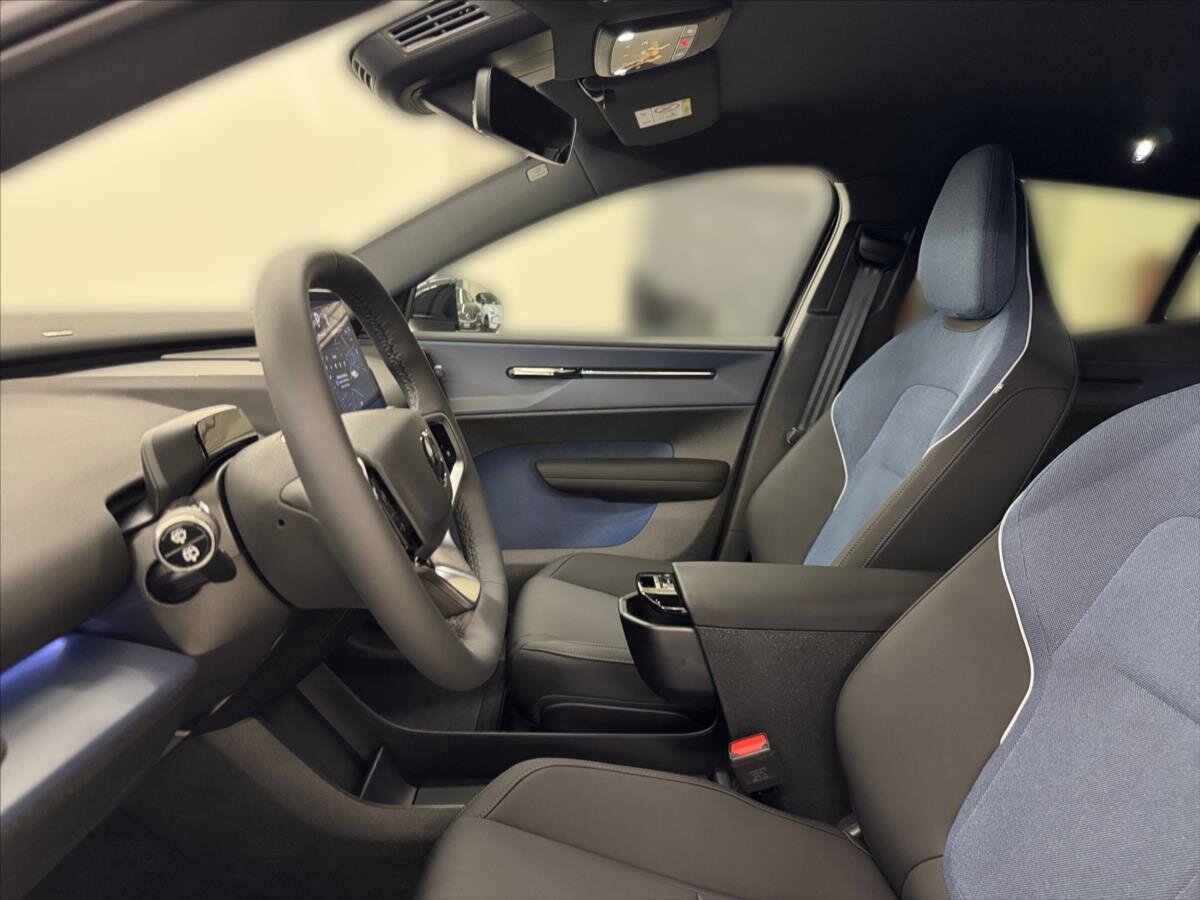 Volvo EX30 SUV / Terénní 0,0 200 kw