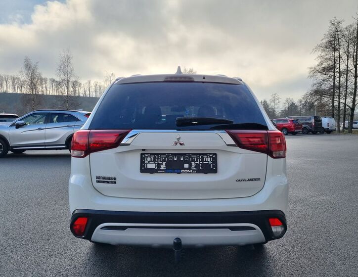 Mitsubishi Outlander 4