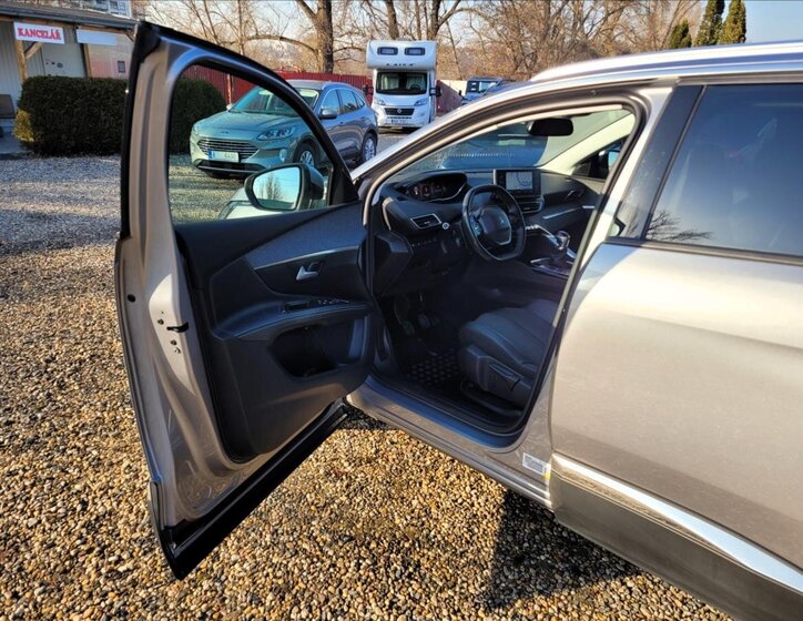 Peugeot 5008 SUV 1,5 l 96 kw