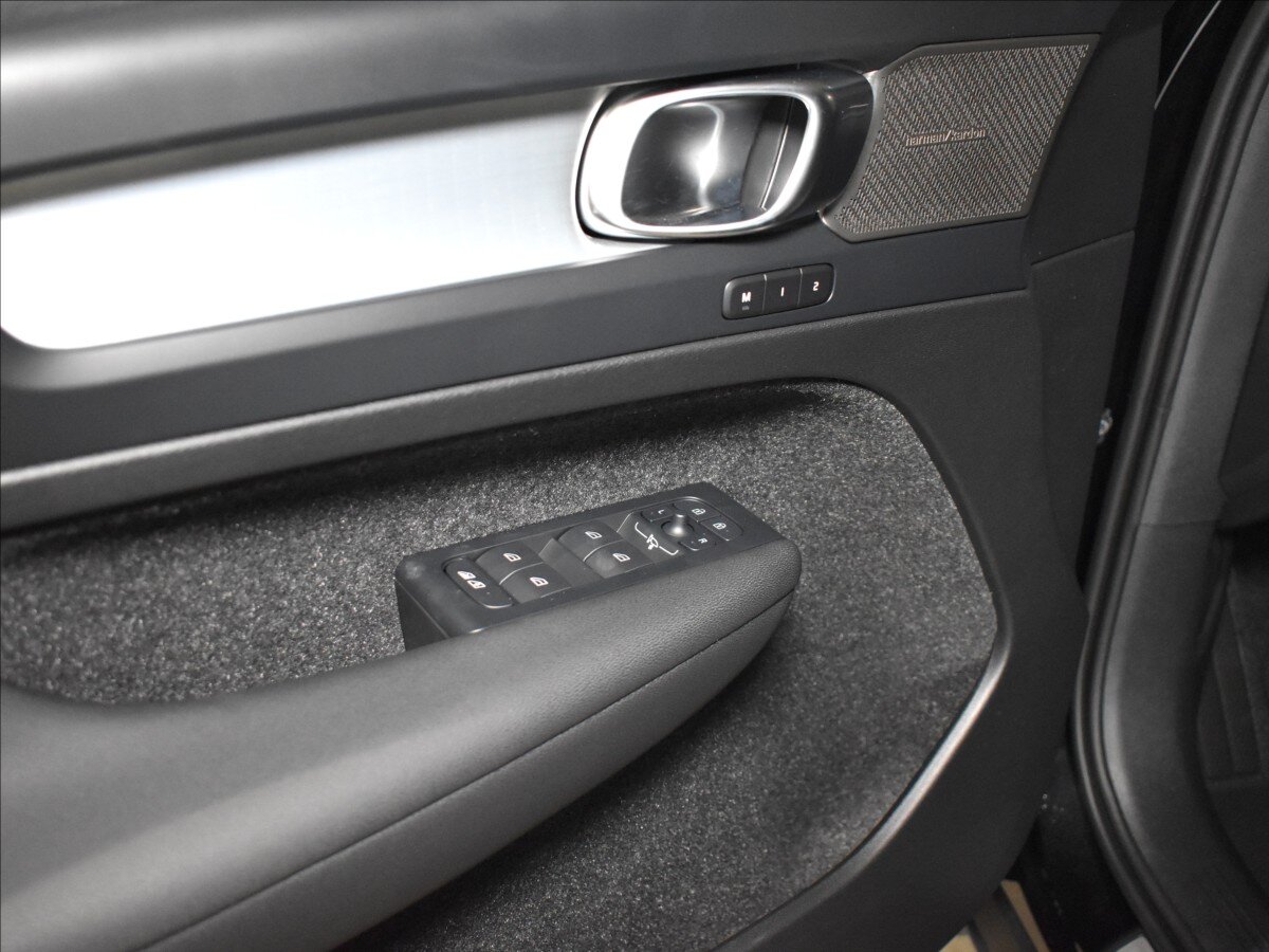 Volvo XC40 SUV / Terénní 2,0 l 120 kw