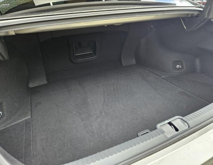 Lexus ES 300h Sedan / Limuzína 2,5 l 160 kw