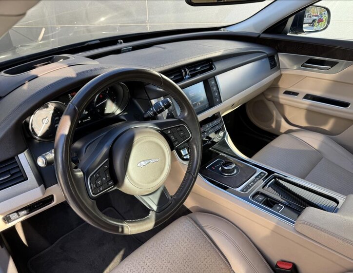 Jaguar XF Sedan / Limuzína 2,0 l 132 kw