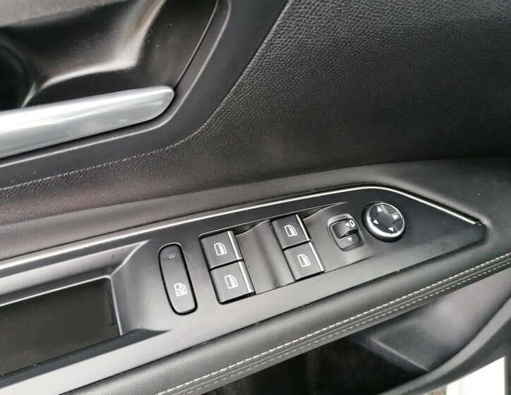 Peugeot 5008 SUV 1,5 l 96 kw