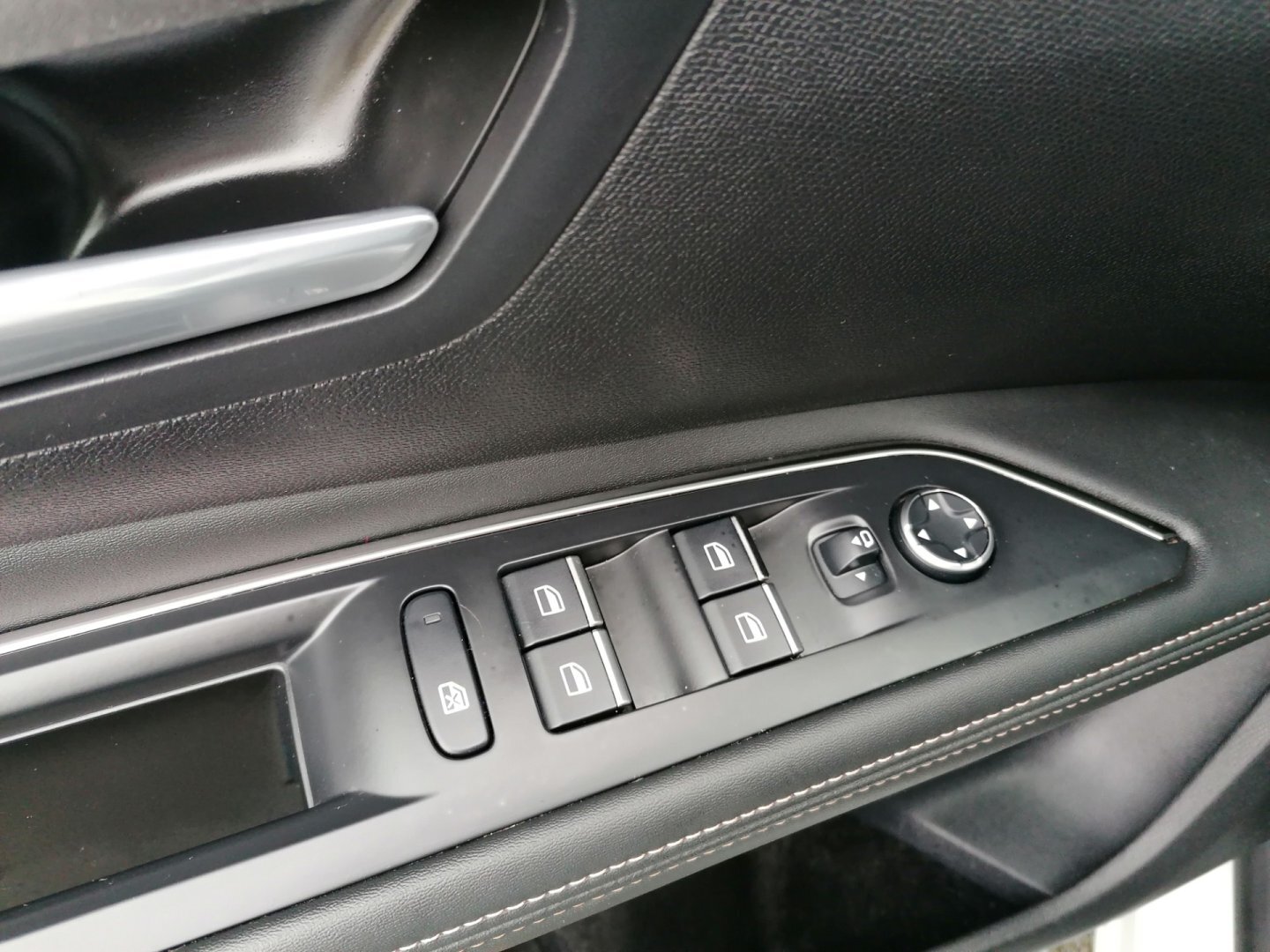 Peugeot 5008 SUV 1,5 l 96 kw