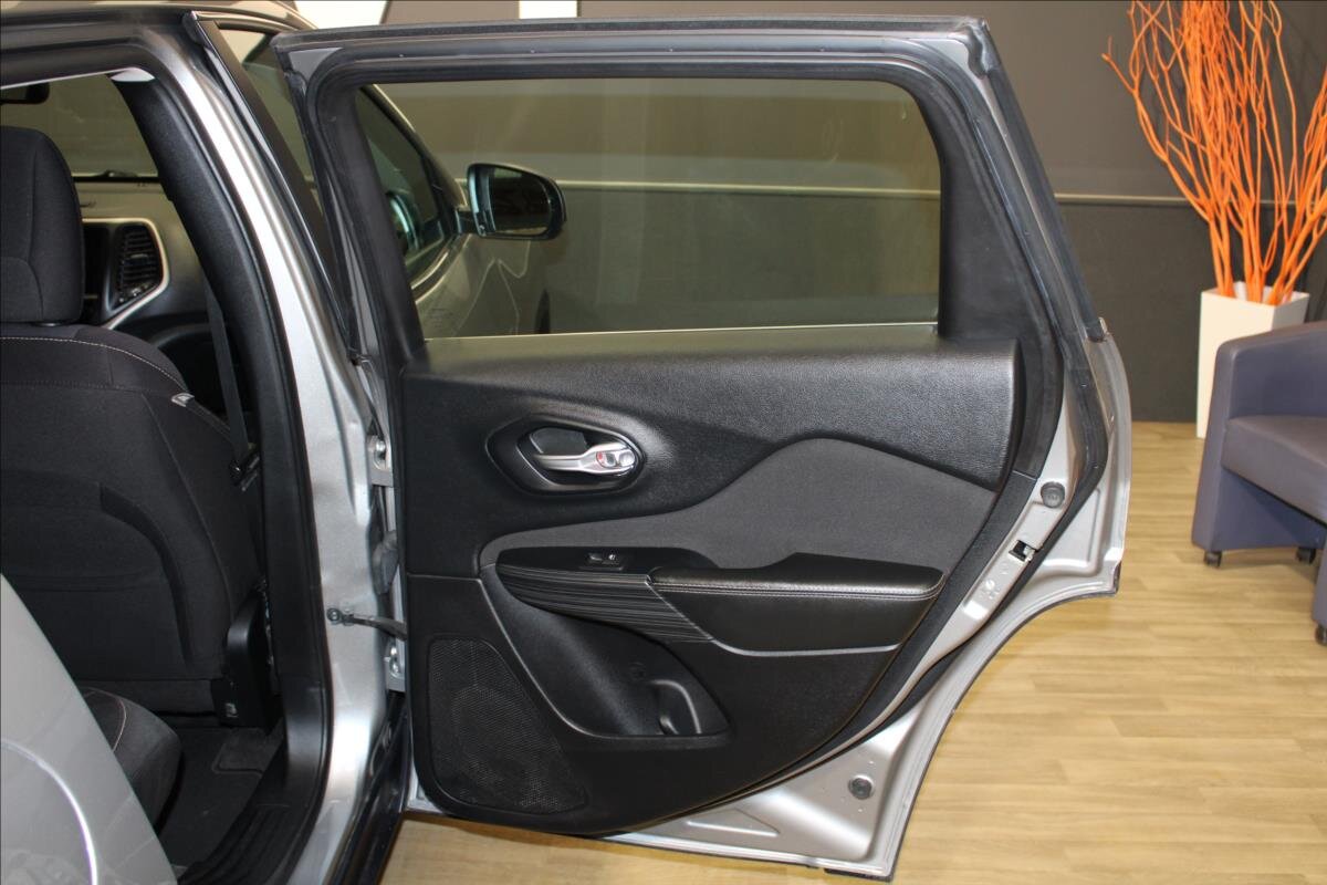 Jeep Cherokee SUV / Terénní 2,2 l 136 kw