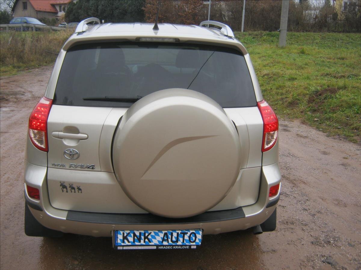 Toyota RAV4 Kombi 2,0 l 112 kw