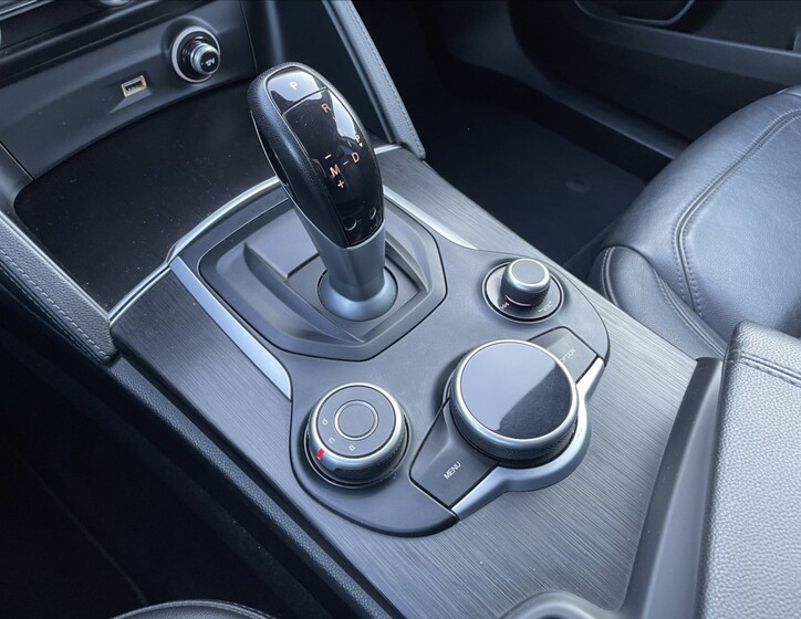 Alfa Romeo Stelvio 12