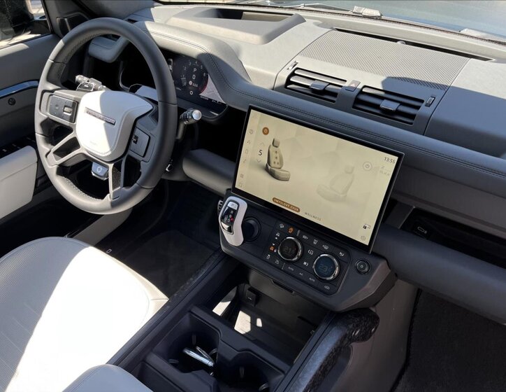 Land Rover Defender SUV / Terénní 4,4 l 467 kw
