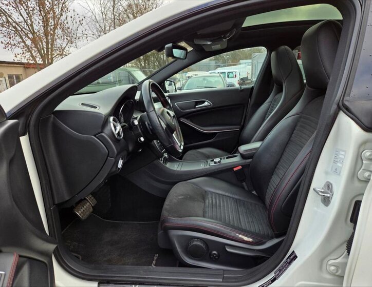 Mercedes-Benz CLA Sedan 1,8 l 100 kw