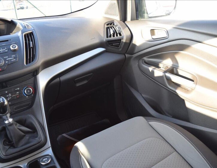 Ford Kuga SUV 1,5 l 88 kw