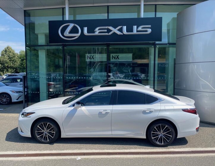 Lexus ES 300h Sedan / Limuzína 2,5 l 160 kw