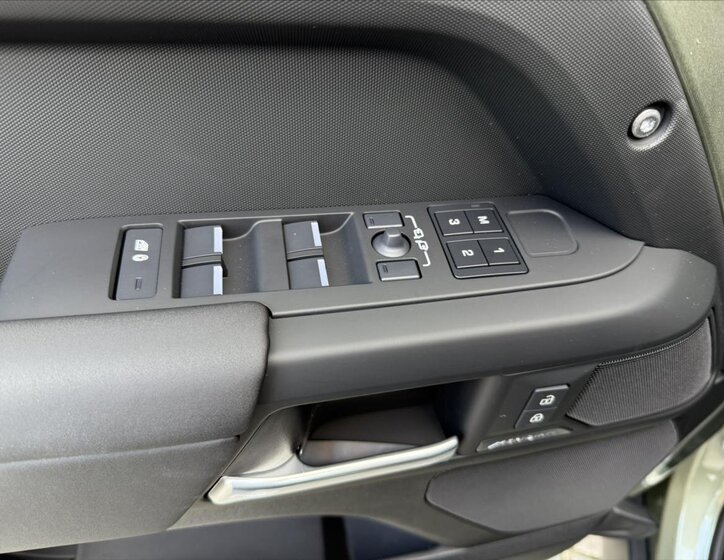 Land Rover Defender SUV 3,0 l 184 kw