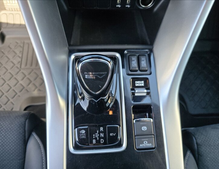 Mitsubishi Eclipse Cross CUV / Crossover 2,4 l 72 kw