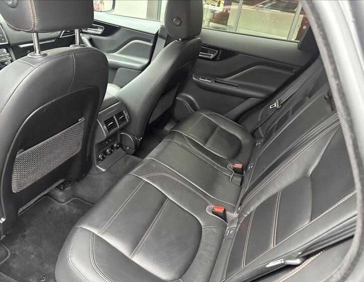 Jaguar F-Pace 13