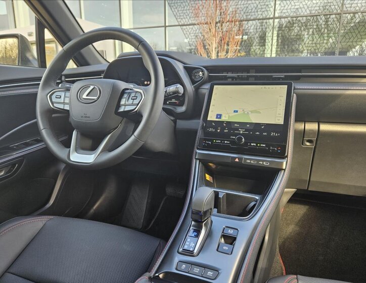 Lexus LBX SUV / Terénní 1,5 l 100 kw