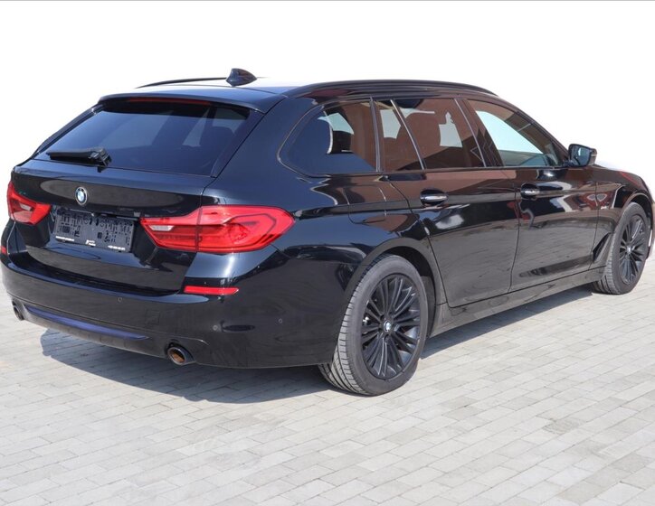 BMW Řada 5 Kombi 3,0 l 195 kw