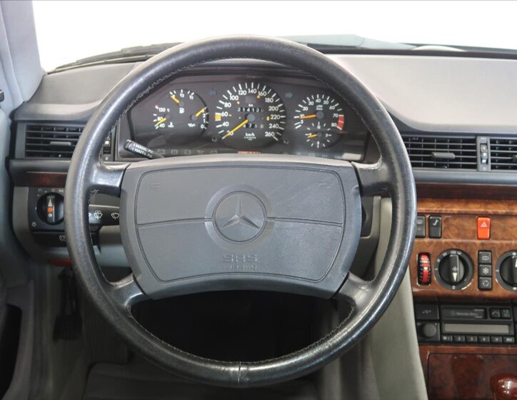 Mercedes-Benz 124 Kupé 3,0 l 162 kw