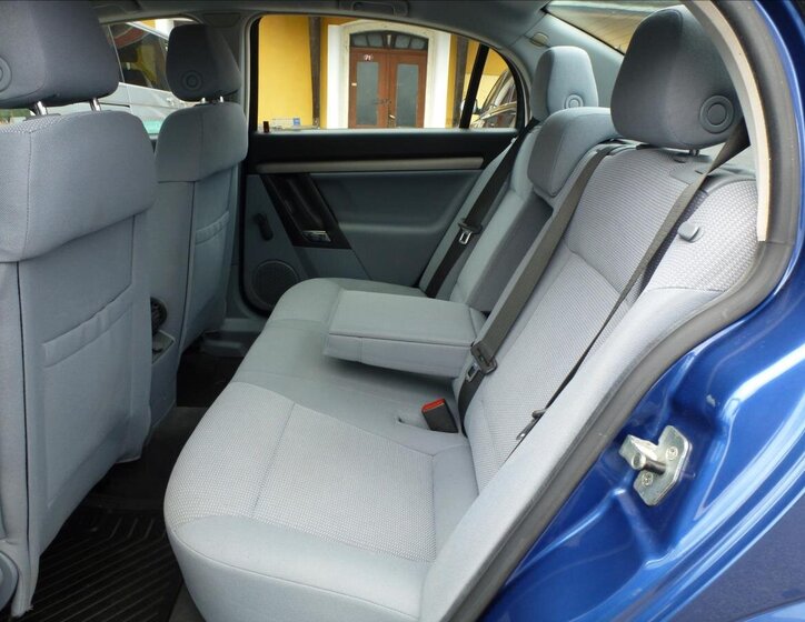 Opel Vectra Sedan / Limuzína 1,8 l 90 kw