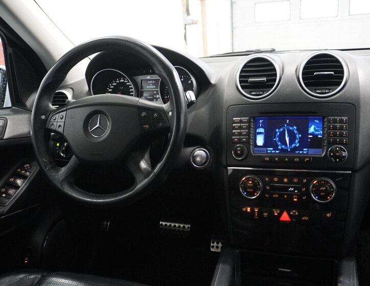 Mercedes-Benz Třídy M SUV 6,2 l 375 kw