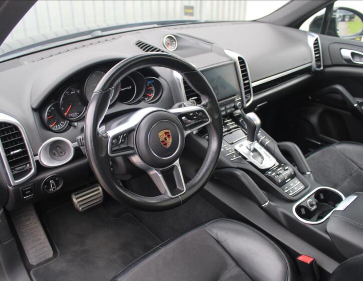 Porsche Cayenne SUV 4,1 l 283 kw