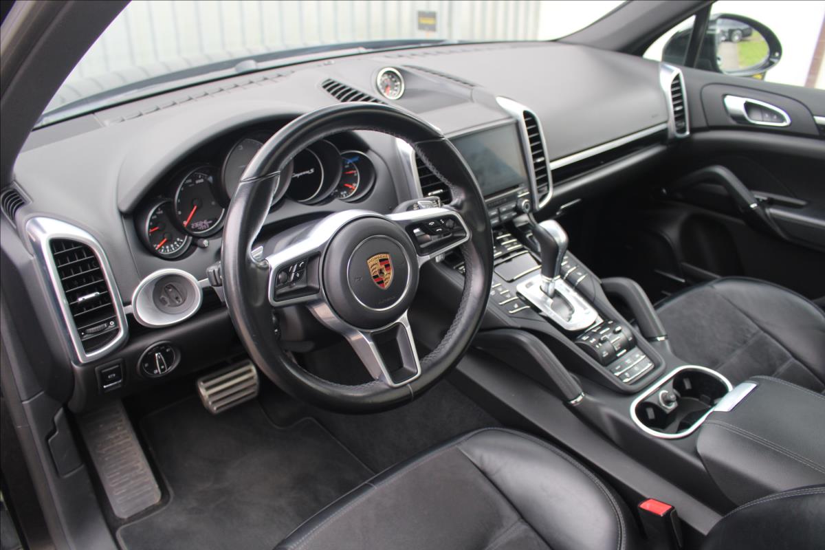 Porsche Cayenne SUV 4,1 l 283 kw