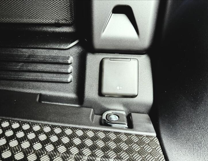 Land Rover Defender 8