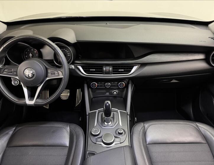 Alfa Romeo Stelvio 7