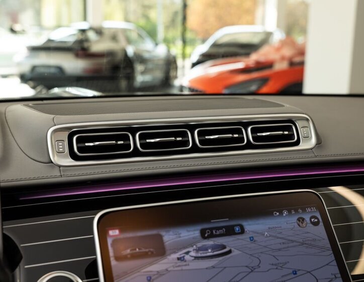 Mercedes-Benz Ostatní Sedan / Limuzína 6,0 l 450 kw