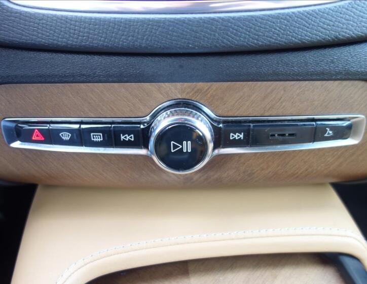 Volvo XC90 30