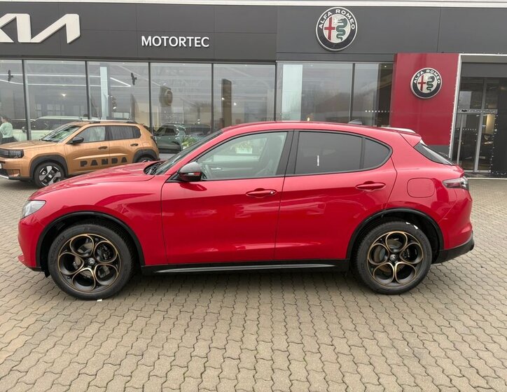 Alfa Romeo Stelvio 4