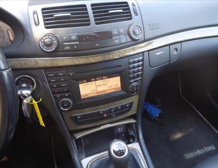 Mercedes-Benz 211 16