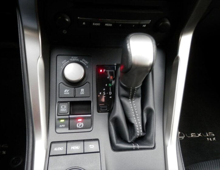 Lexus NX 300h SUV / Terénní 2,5 l 114 kw