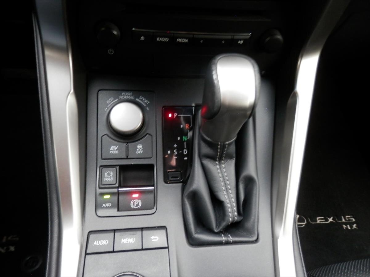 Lexus NX 300h SUV / Terénní 2,5 l 114 kw