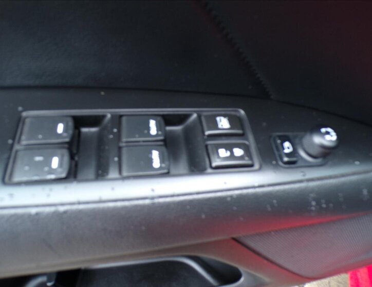 Suzuki Kizashi Sedan / Limuzína 2,4 l 131 kw