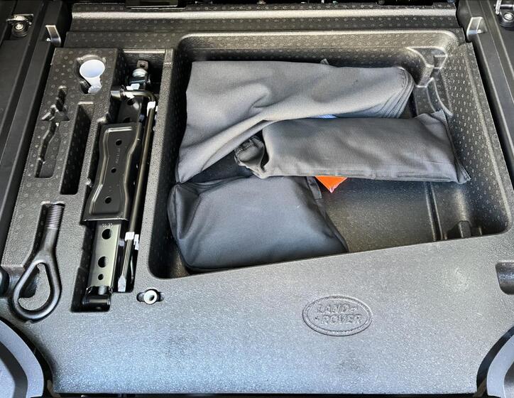 Land Rover Defender 4