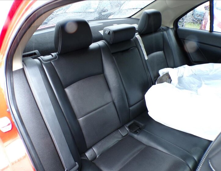 Suzuki Kizashi Sedan / Limuzína 2,4 l 131 kw