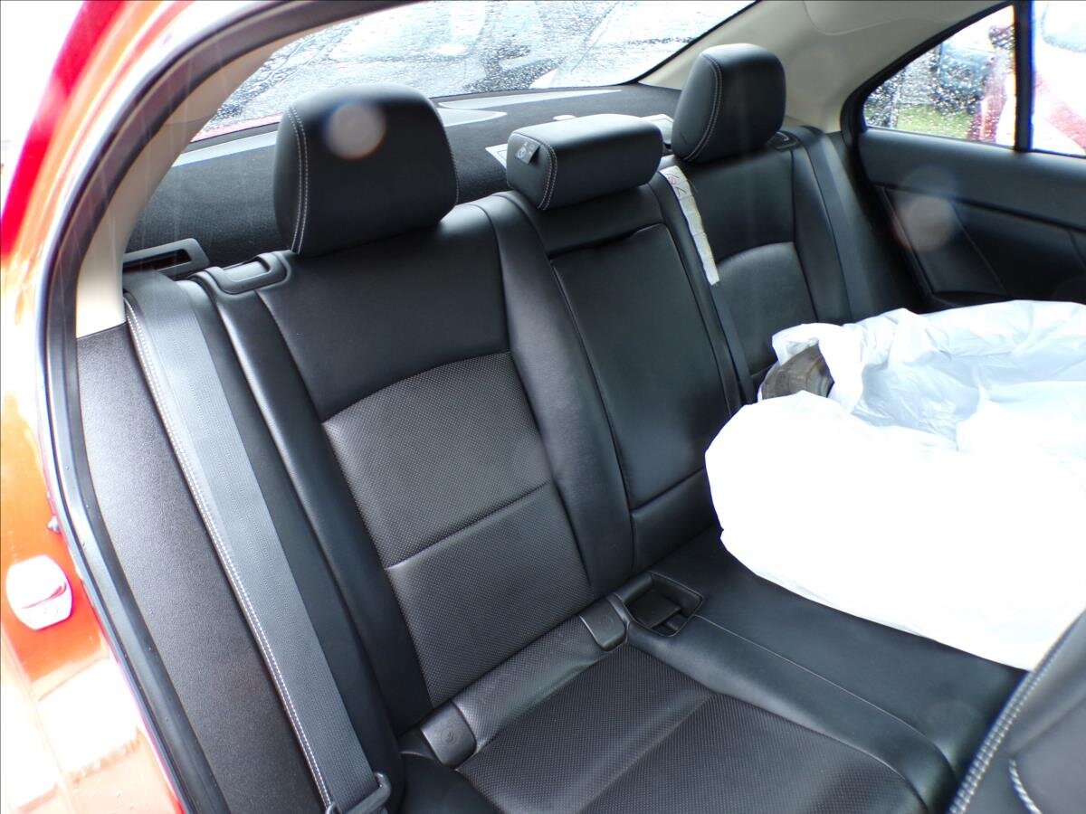 Suzuki Kizashi Sedan / Limuzína 2,4 l 131 kw