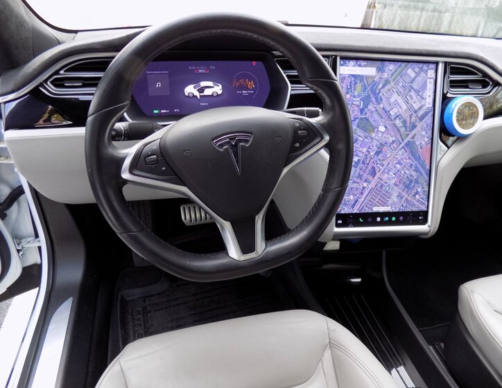 Tesla Model S 24