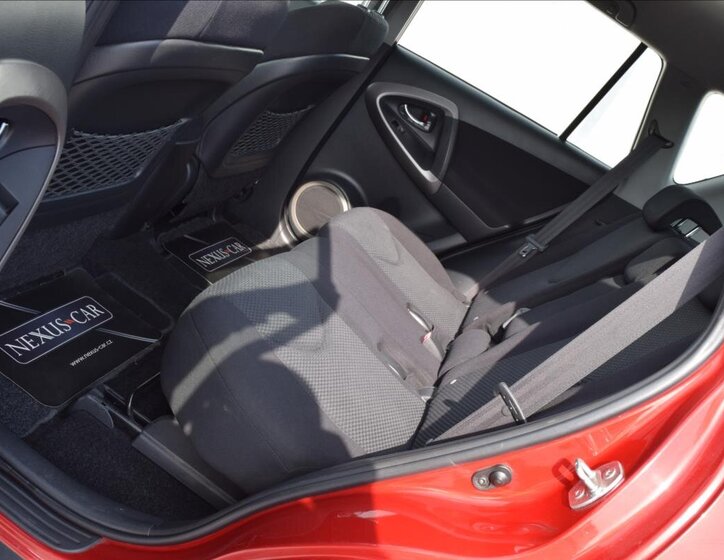 Toyota RAV4 SUV / Terénní 2,2 l 100 kw