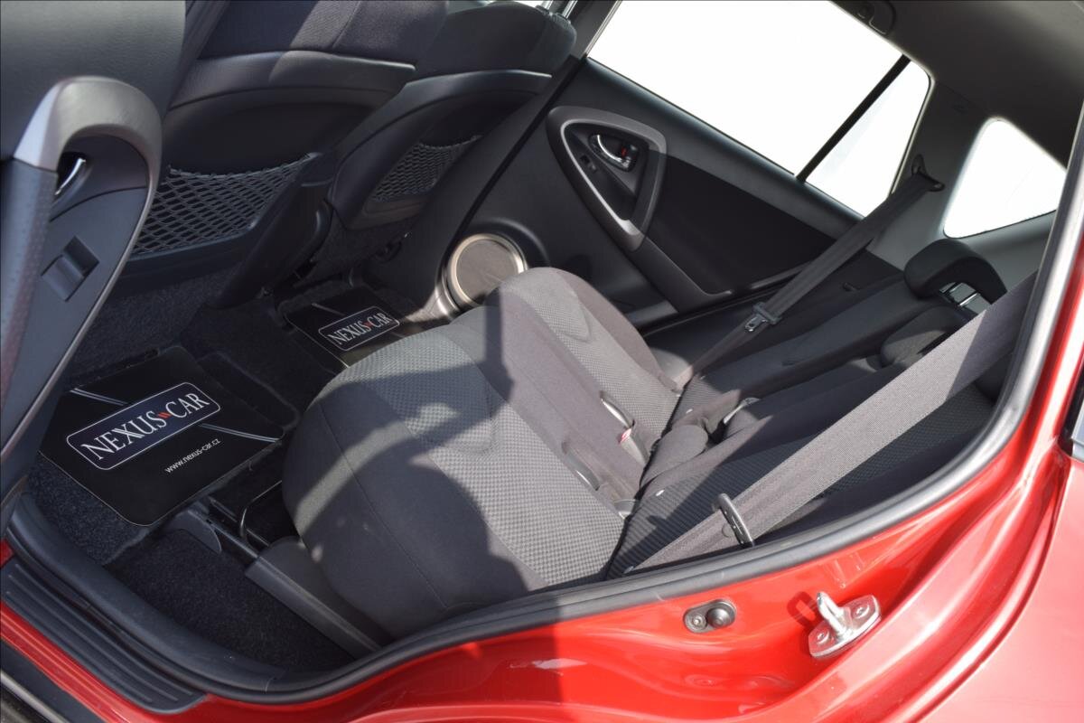 Toyota RAV4 SUV / Terénní 2,2 l 100 kw