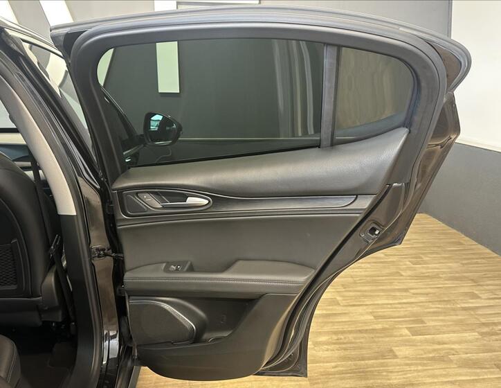 Alfa Romeo Stelvio 22