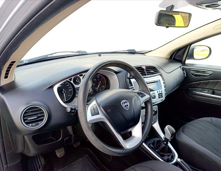 Lancia Delta Hatchback 1,6 l 88 kw