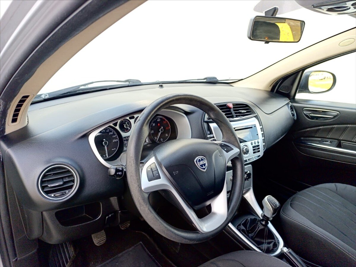 Lancia Delta Hatchback 1,6 l 88 kw