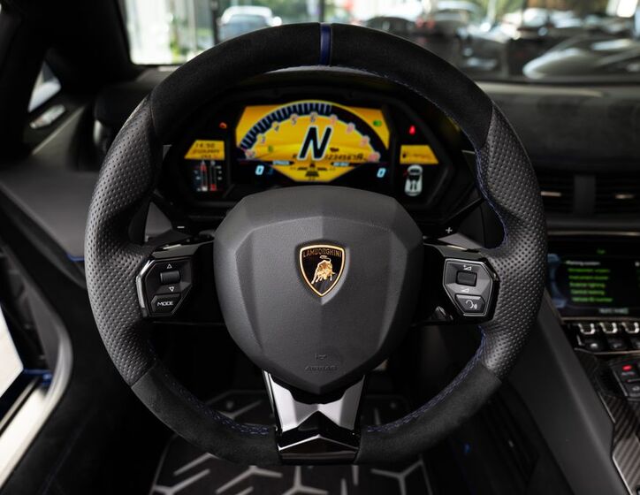 Lamborghini Aventador 6