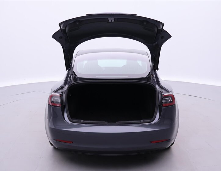 Tesla Model 3 Sedan / Limuzína 0,0 239 kw
