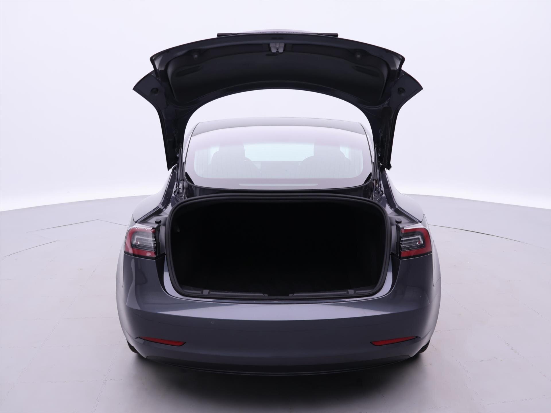 Tesla Model 3 Sedan / Limuzína 0,0 239 kw