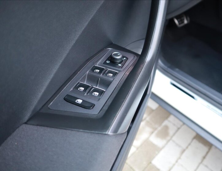 Volkswagen T-Roc CUV / Crossover 1,5 l 110 kw