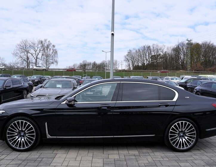 BMW Řada 7 Sedan / Limuzína 6,6 l 430 kw
