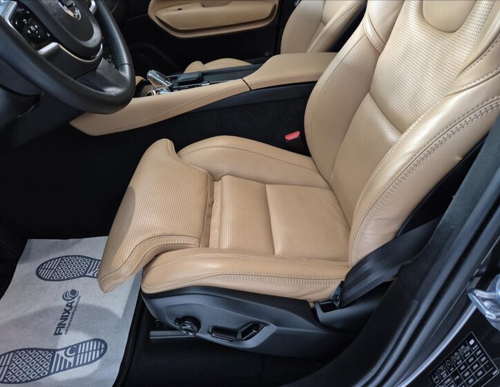 Volvo XC90 SUV / Terénní 2,0 l 180 kw