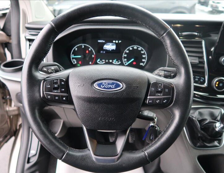 Ford Tourneo Custom 17